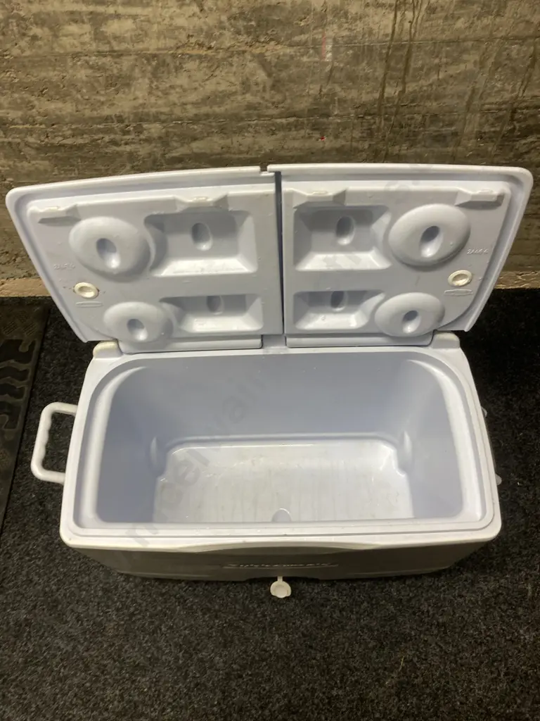 Large Rubbermaid Chilly Bin With Hinged Split Lid, Wheels & Fixed Handle, Drain Plug Image 1++